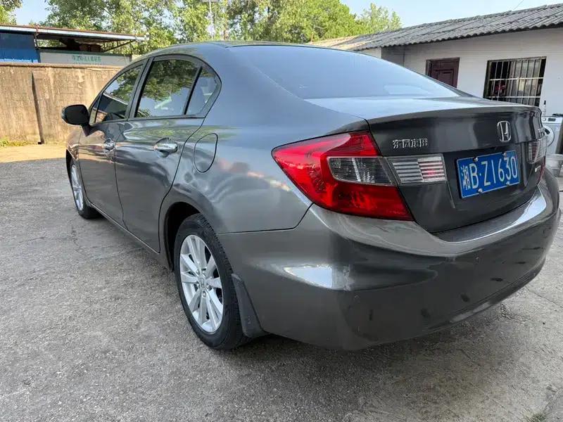 2012 Civic 1.8L Automatic Luxury Edition — миниатюра 4