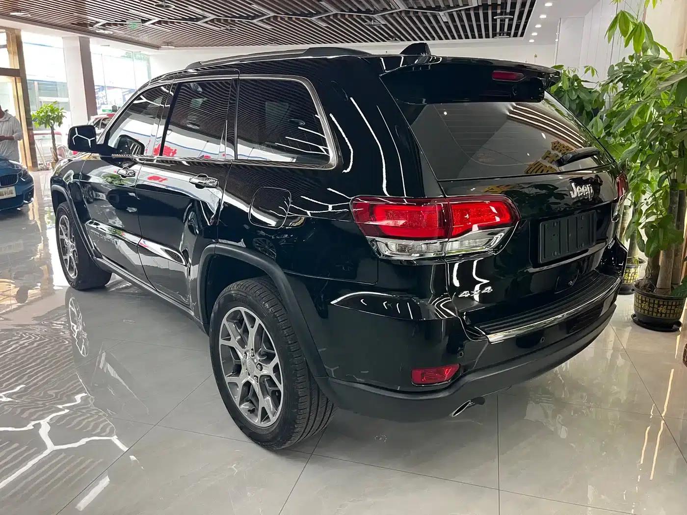 2020 Jeep Grand Cherokee Imported Model 3.6L Elite Navigation Edition — миниатюра 3