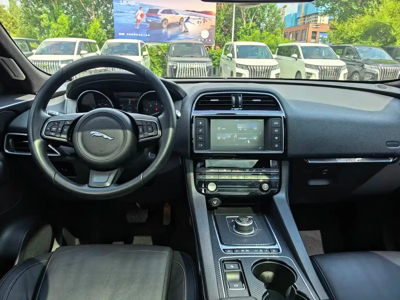 Jaguar F-PACE 2016 2.0T 2WD Urban Luxury Edition — миниатюра 5