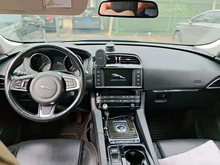 Jaguar F-PACE 2018 2.0T 2WD Urban Luxury Edition — миниатюра 12