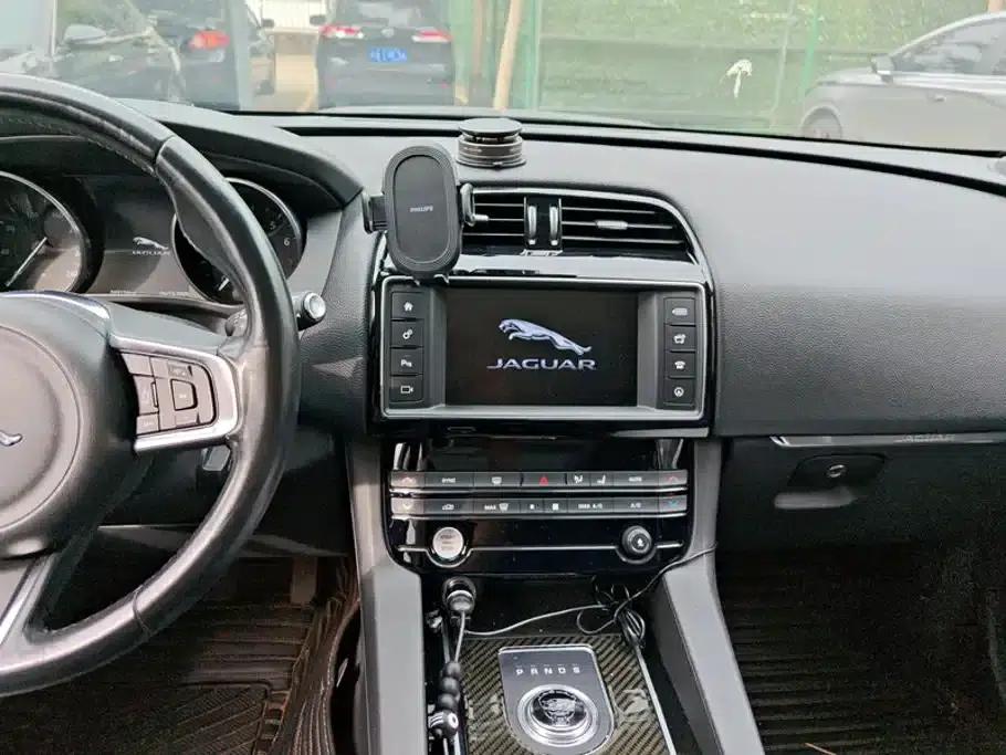 Jaguar F-PACE 2018 2.0T 2WD Urban Luxury Edition — миниатюра 13