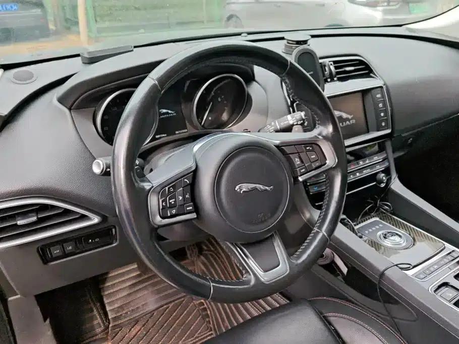 Jaguar F-PACE 2018 2.0T 2WD Urban Luxury Edition — миниатюра 15