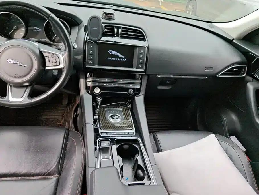 Jaguar F-PACE 2018 2.0T 2WD Urban Luxury Edition — миниатюра 16