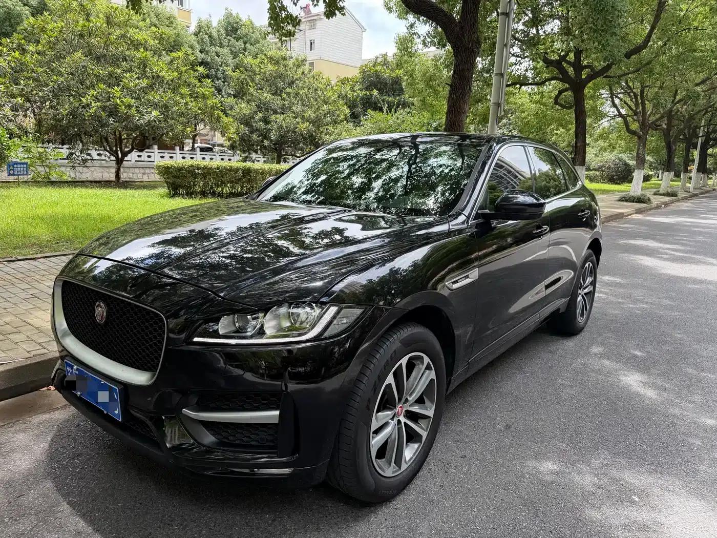 2016 Jaguar F-PACE 2.0T 2WD R-Sport — миниатюра 1