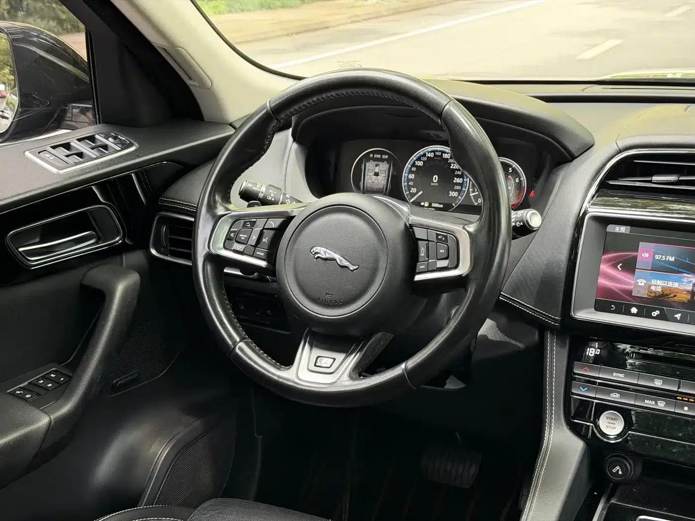 2016 Jaguar F-PACE 2.0T 2WD R-Sport — миниатюра 13