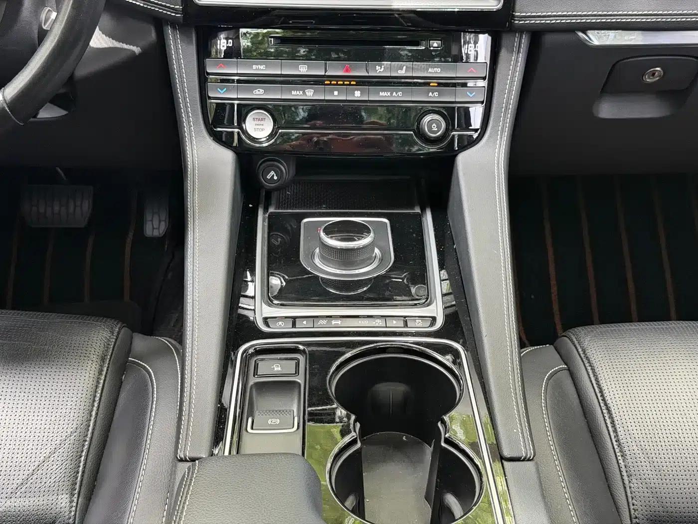 2016 Jaguar F-PACE 2.0T 2WD R-Sport — миниатюра 15