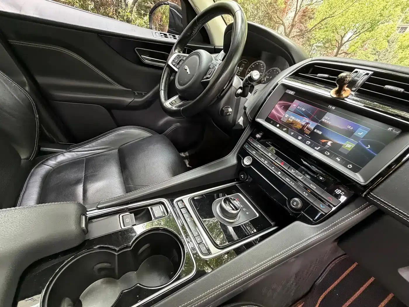 2016 Jaguar F-PACE 2.0T 2WD R-Sport — миниатюра 18