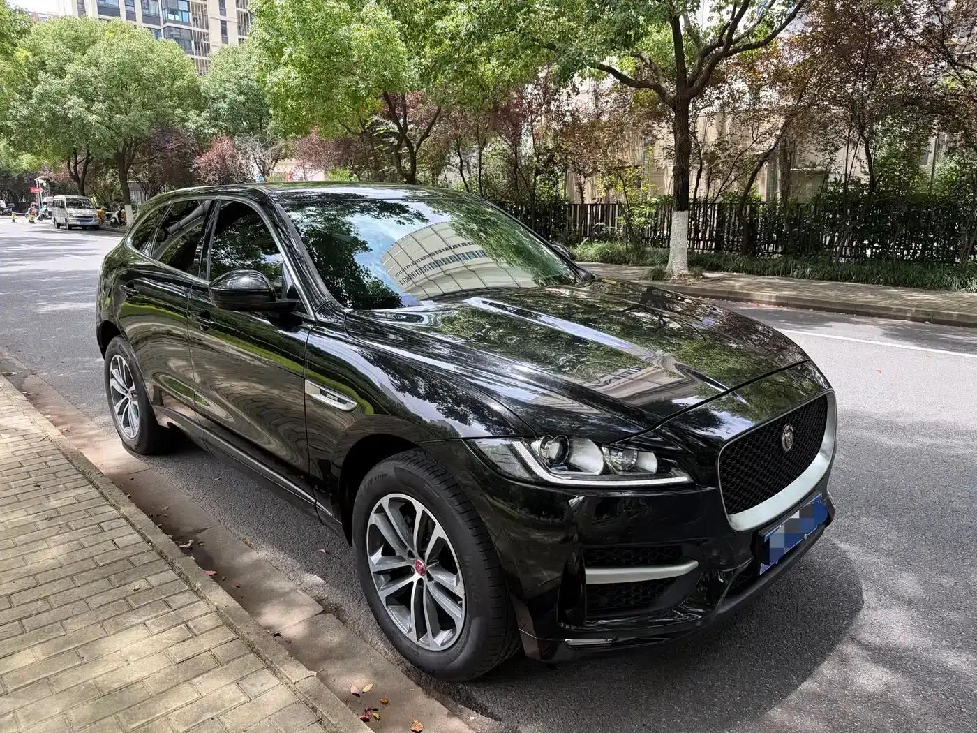 2016 Jaguar F-PACE 2.0T 2WD R-Sport — миниатюра 3