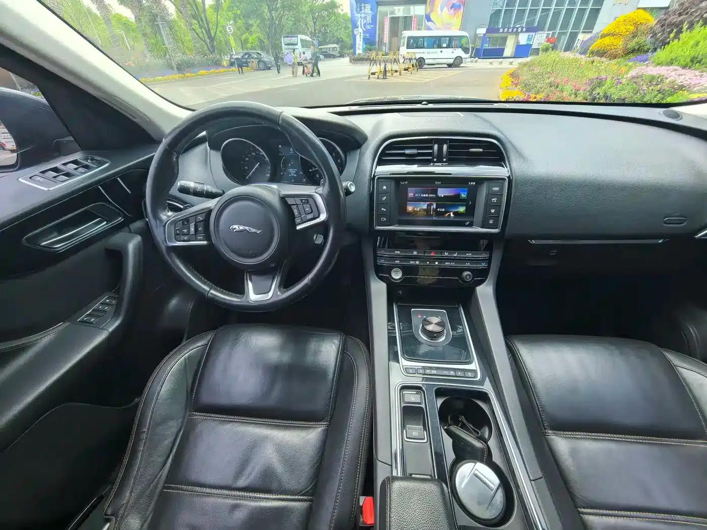 2018 Jaguar F-PACE 2.0T AWD R-Sport — миниатюра 11