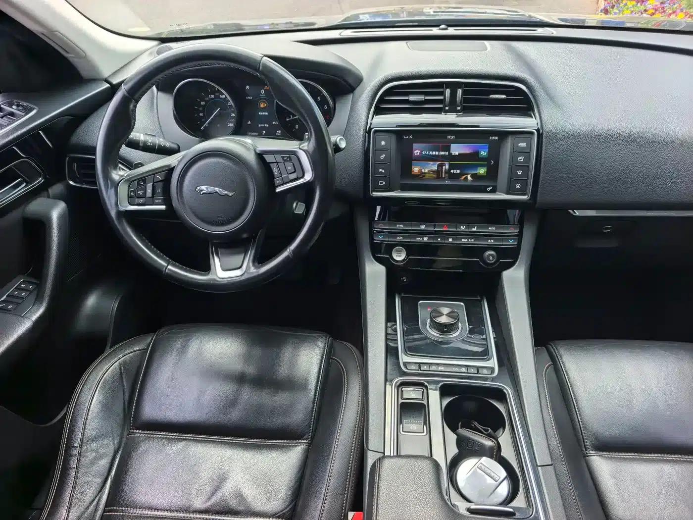 2018 Jaguar F-PACE 2.0T AWD R-Sport — миниатюра 10