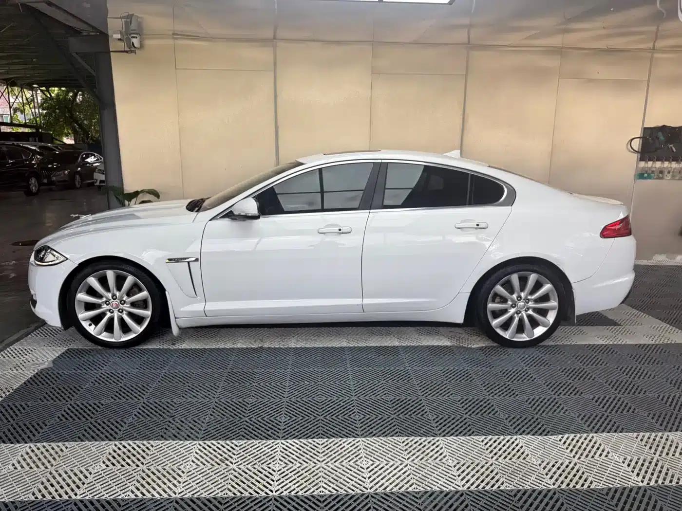 Jaguar XF 2015 XF 2.0T Elegance Edition — миниатюра 14