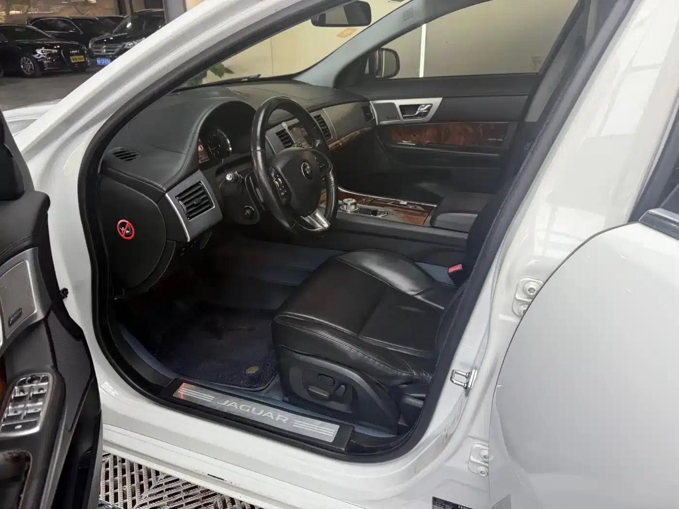 Jaguar XF 2015 XF 2.0T Elegance Edition — миниатюра 4
