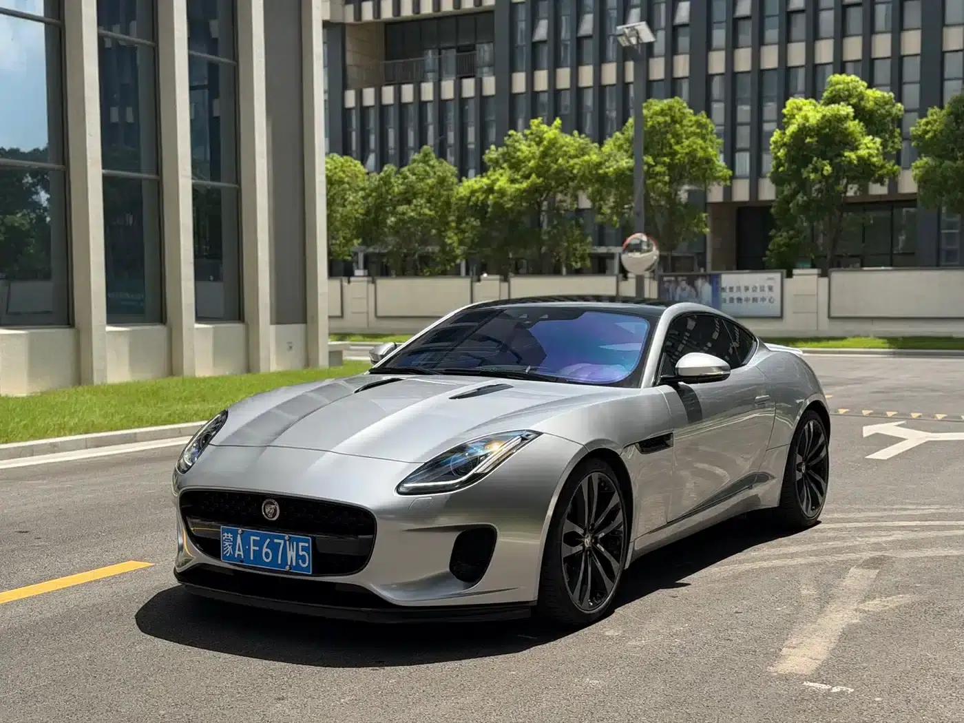 Jaguar F-TYPE 2019 2.0T Hardtop — миниатюра 1