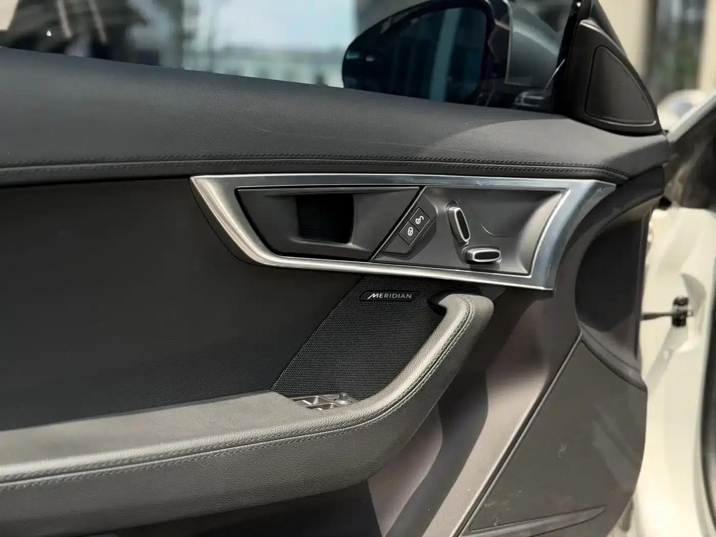 Jaguar F-TYPE 2019 2.0T Hardtop — миниатюра 12