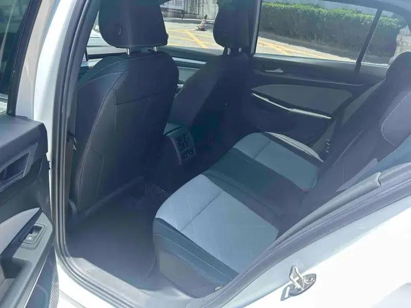 2025 Golf 300TSI R-Line — миниатюра 9