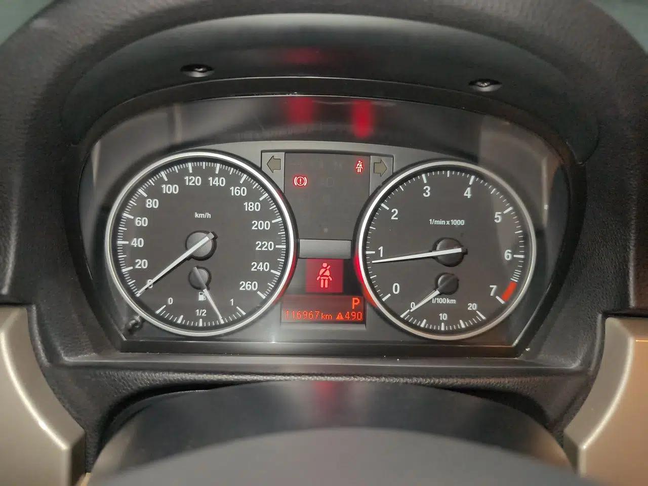 BMW 3 Series 2011 320i Luxury Edition — миниатюра 11