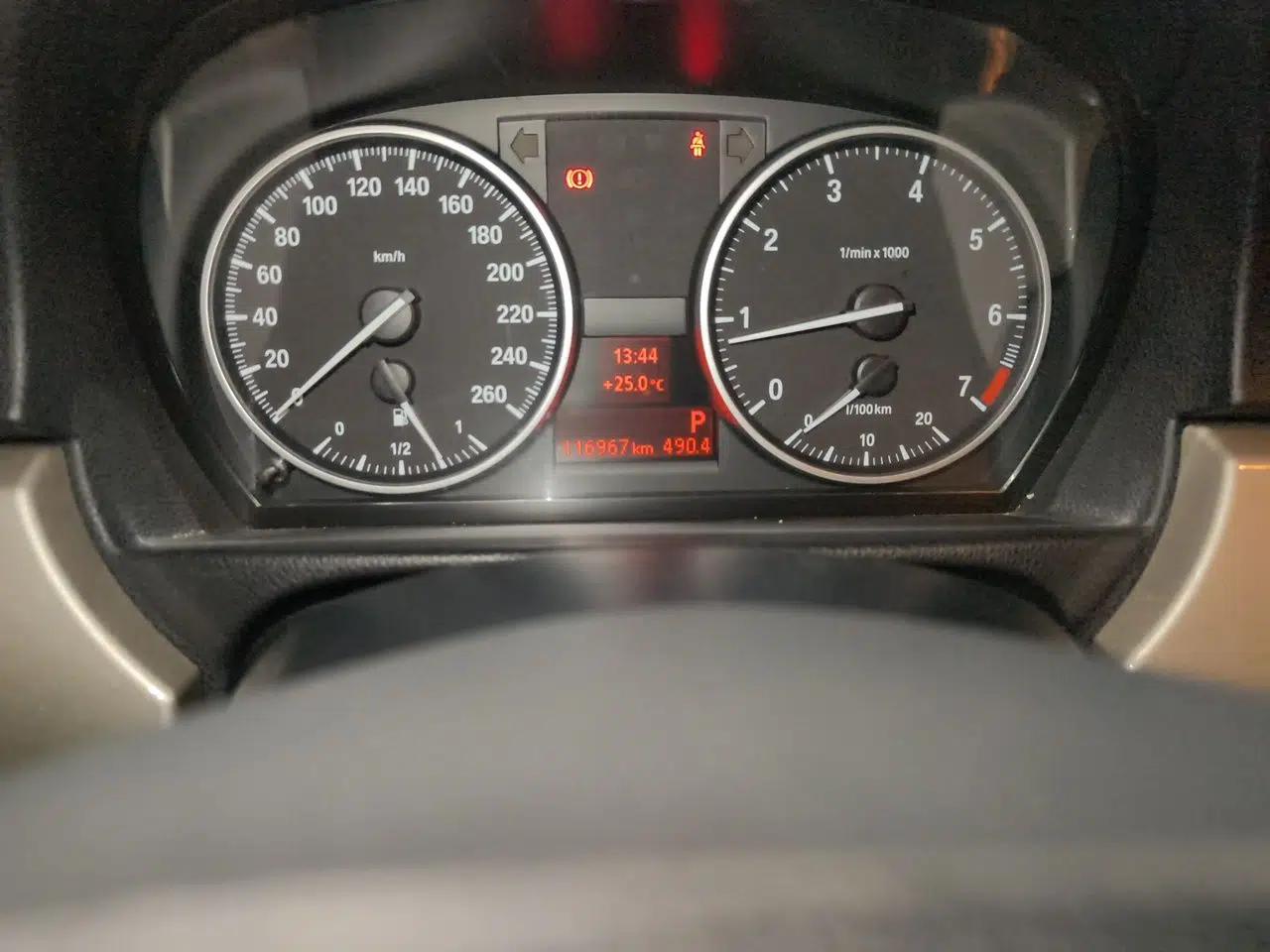 BMW 3 Series 2011 320i Luxury Edition — миниатюра 12