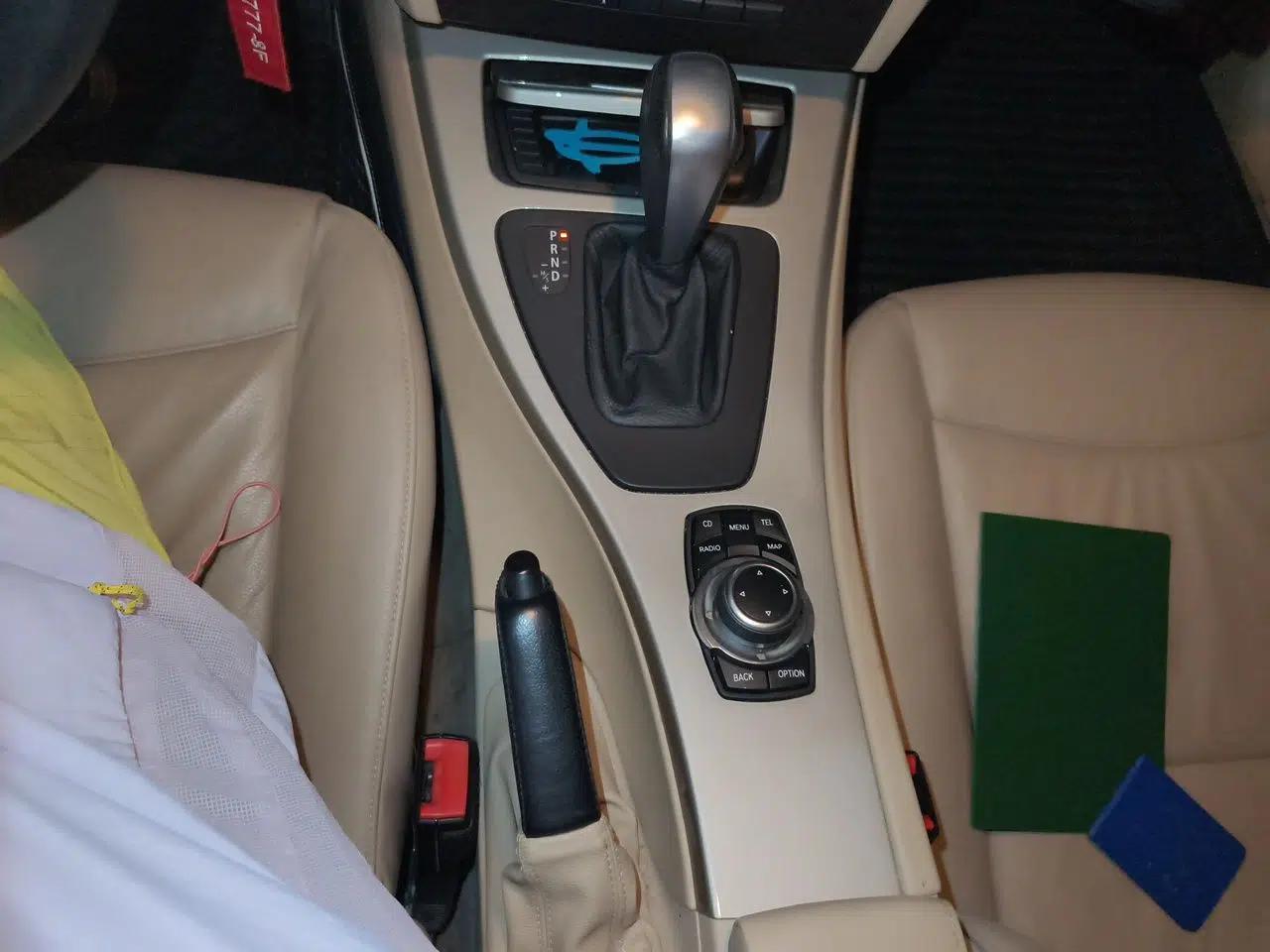 BMW 3 Series 2011 320i Luxury Edition — миниатюра 14