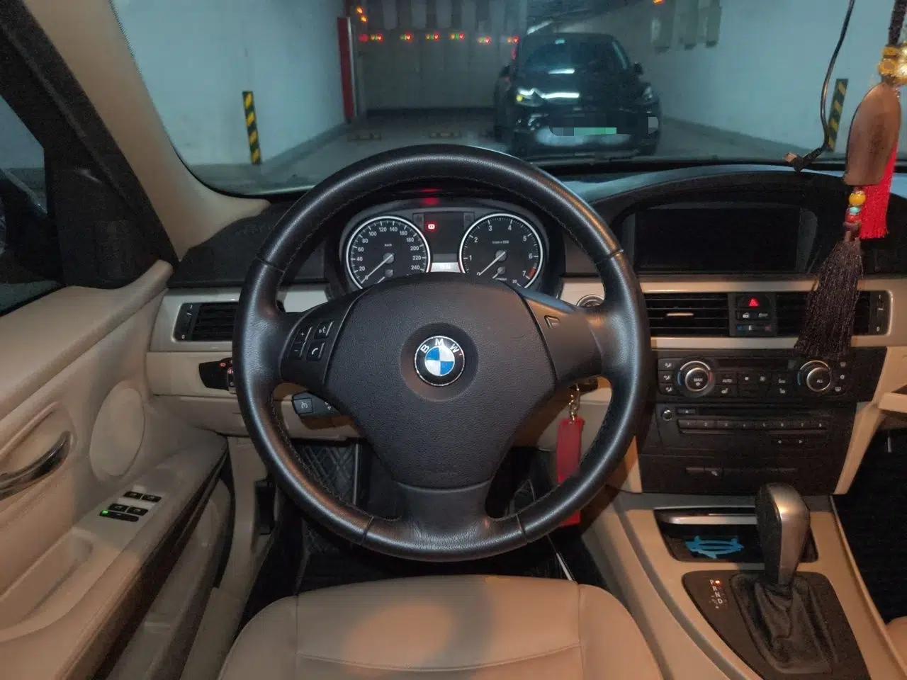 BMW 3 Series 2011 320i Luxury Edition — миниатюра 10
