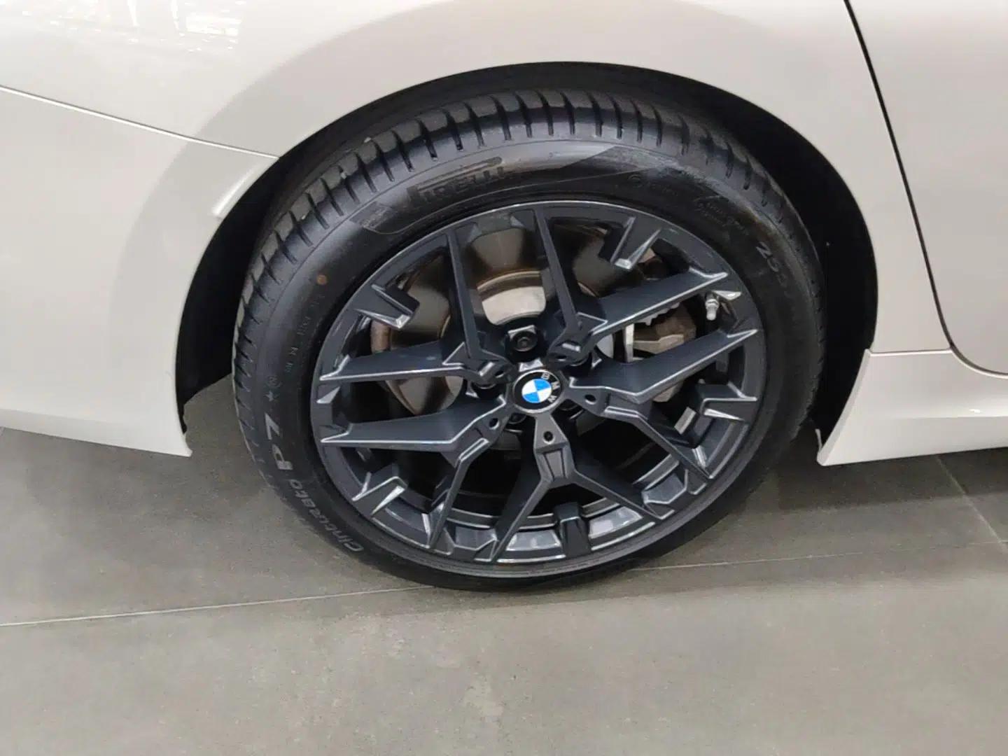 BMW 3 Series 2025 330i M Sport Night Edition Package — миниатюра 11