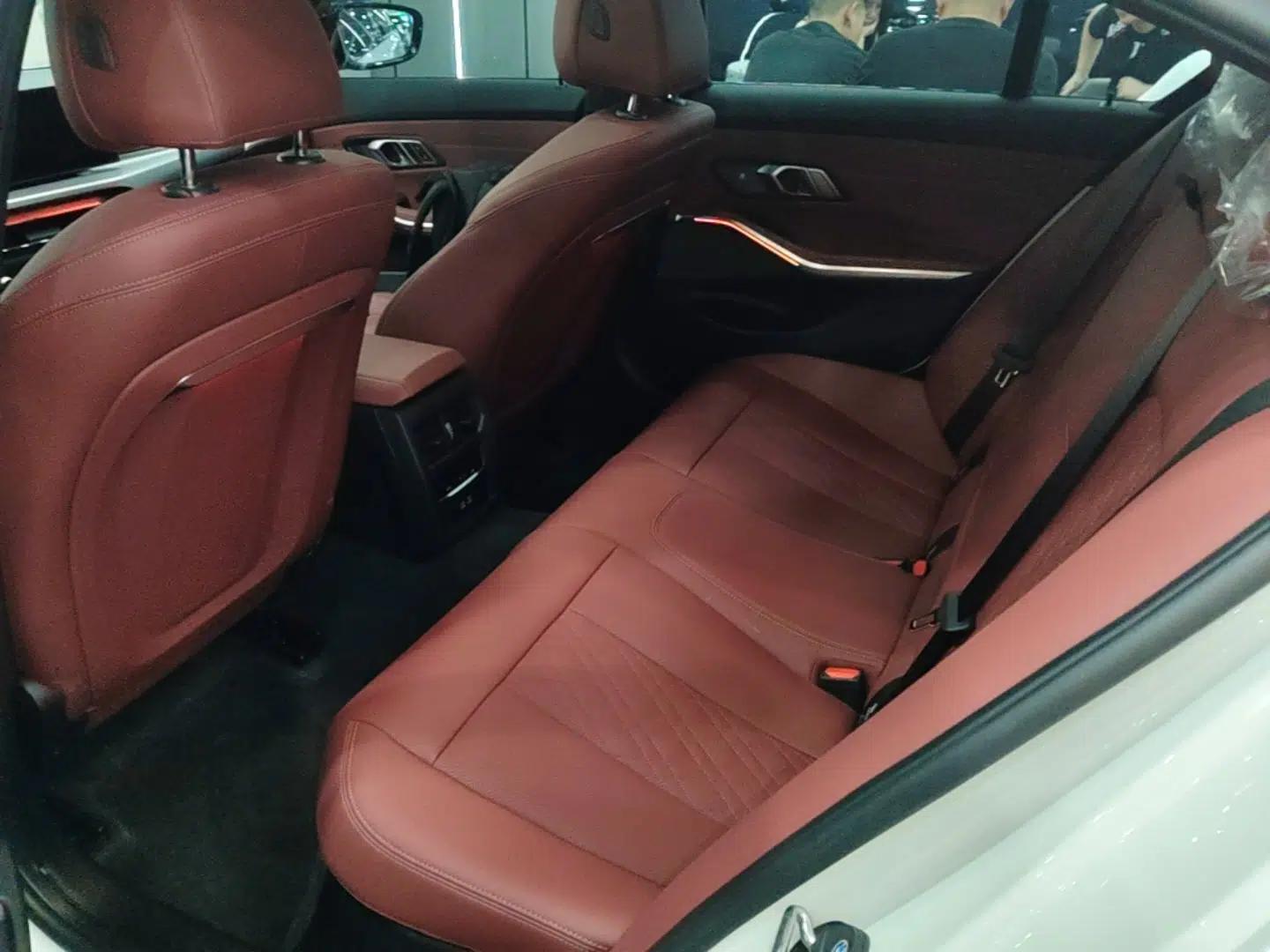BMW 3 Series 2025 330i M Sport Night Edition Package — миниатюра 20