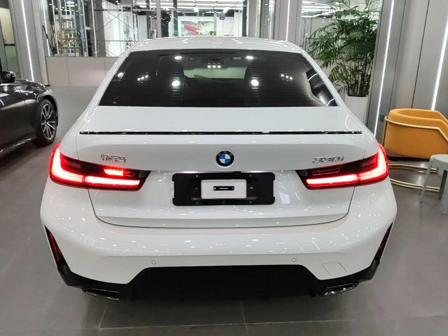 BMW 3 Series 2025 330i M Sport Night Edition Package — миниатюра 5