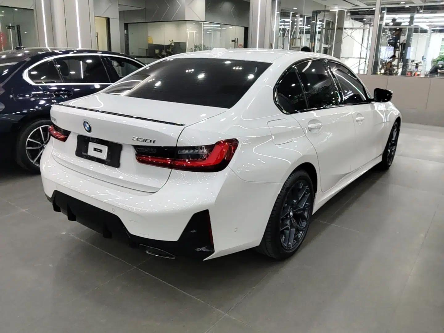 BMW 3 Series 2025 330i M Sport Night Edition Package — миниатюра 6
