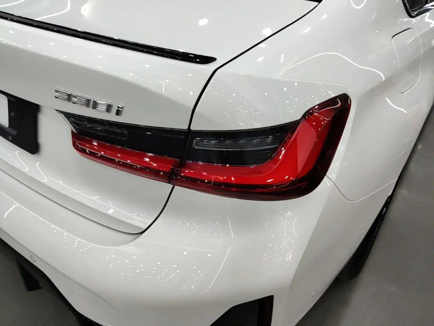 BMW 3 Series 2025 330i M Sport Night Edition Package — миниатюра 9