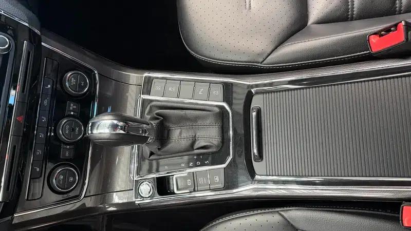 2018 Volkswagen Passat 1.8T Automatic Rear-Wheel Drive 5-Seater Factory Custom Edition — миниатюра 12