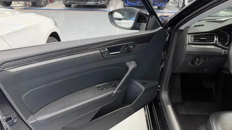 2018 Volkswagen Passat 1.8T Automatic Rear-Wheel Drive 5-Seater Factory Custom Edition — миниатюра 18