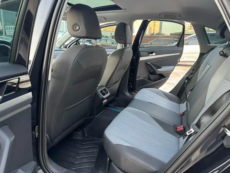 2023 Volkswagen Lavida Facelift 1.5L Automatic Five Million Edition — миниатюра 26