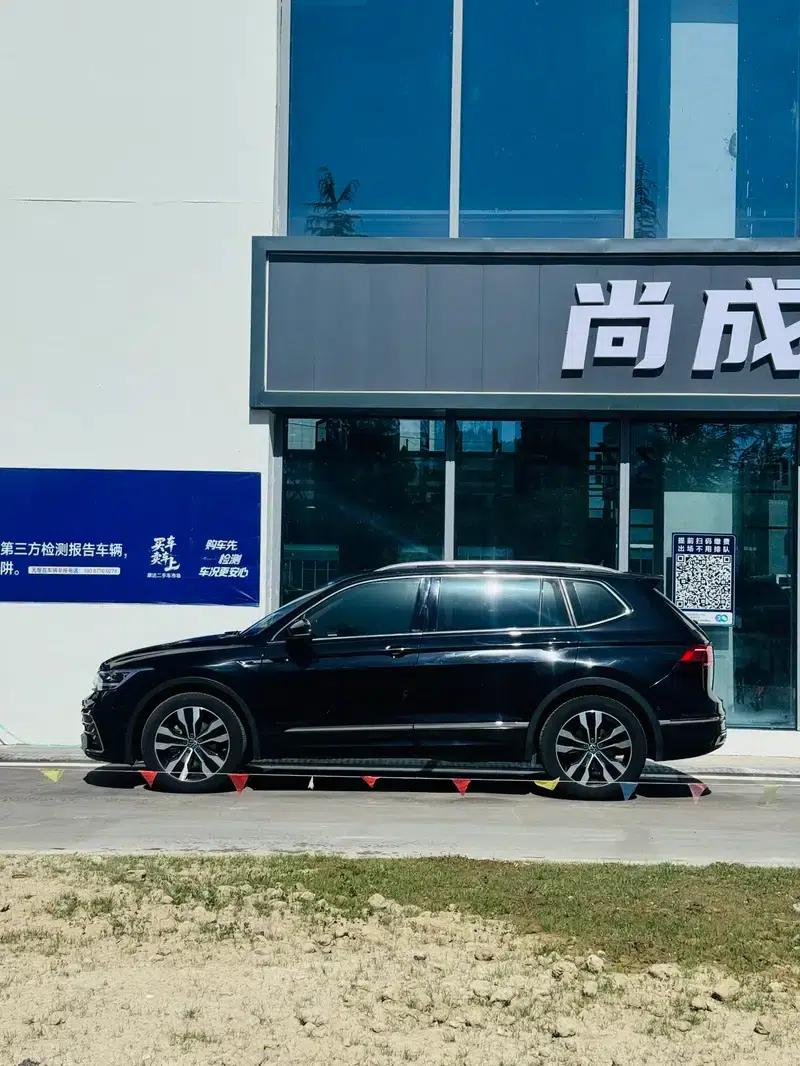 Tiguan L 2022 330TSI Automatic 2WD R-Line Premium Edition — миниатюра 3