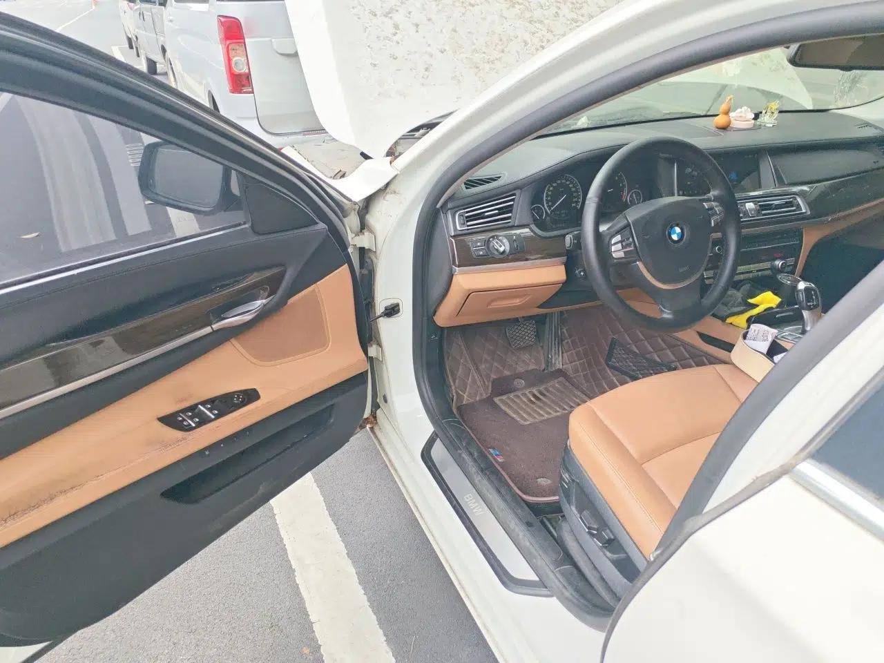 BMW 7 Series 2011 730Li Elegant Model — миниатюра 16