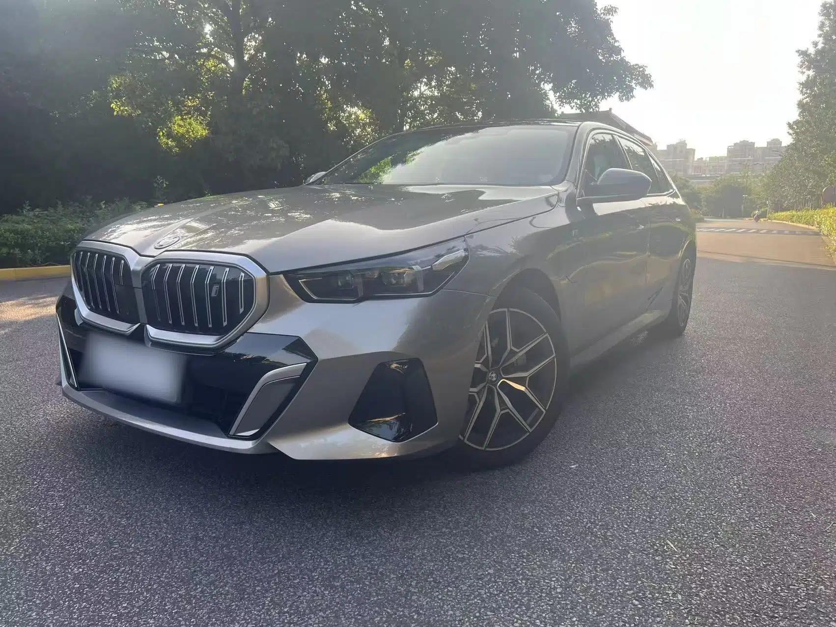 BMW i5 2024 eDrive 35L Luxury Model with M Sport Package — миниатюра 1