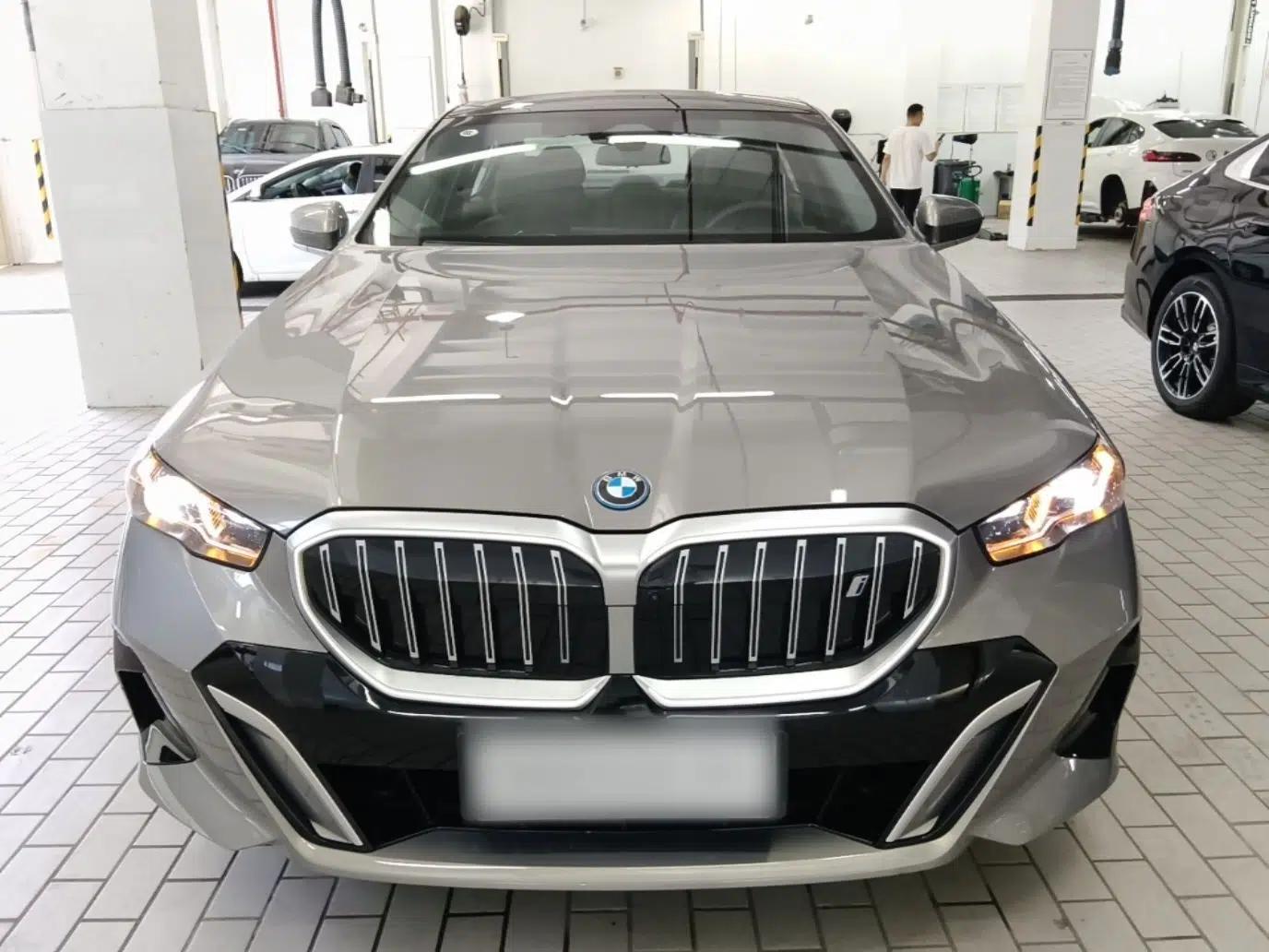 BMW i5 2024 eDrive 35L Luxury Model with M Sport Package — миниатюра 2