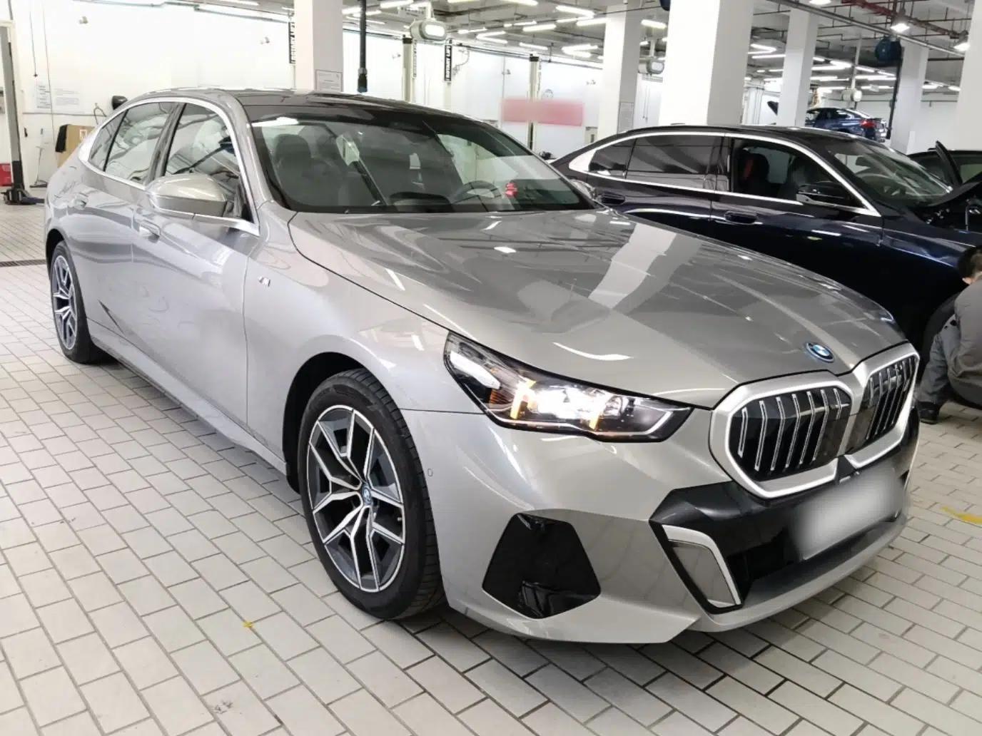 BMW i5 2024 eDrive 35L Luxury Model with M Sport Package — миниатюра 12