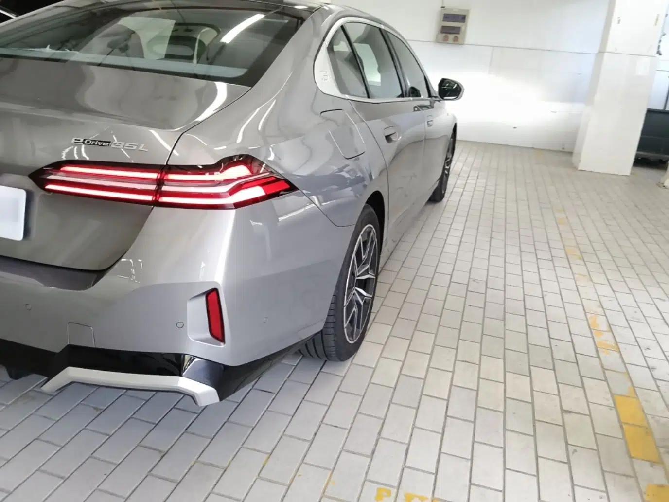 BMW i5 2024 eDrive 35L Luxury Model with M Sport Package — миниатюра 14