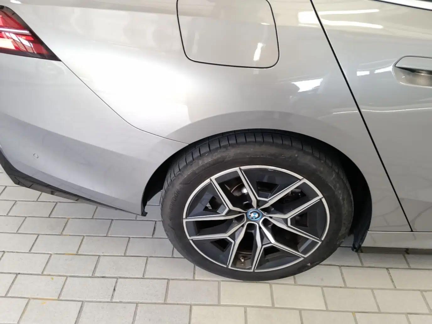 BMW i5 2024 eDrive 35L Luxury Model with M Sport Package — миниатюра 15