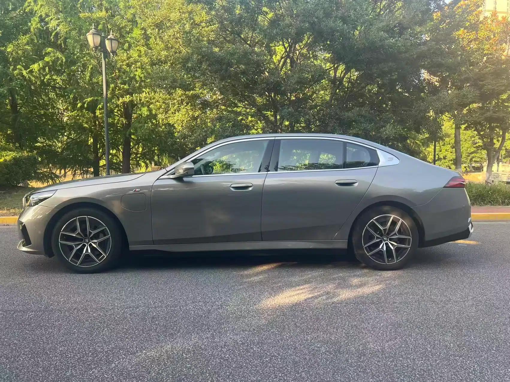 BMW i5 2024 eDrive 35L Luxury Model with M Sport Package — миниатюра 18