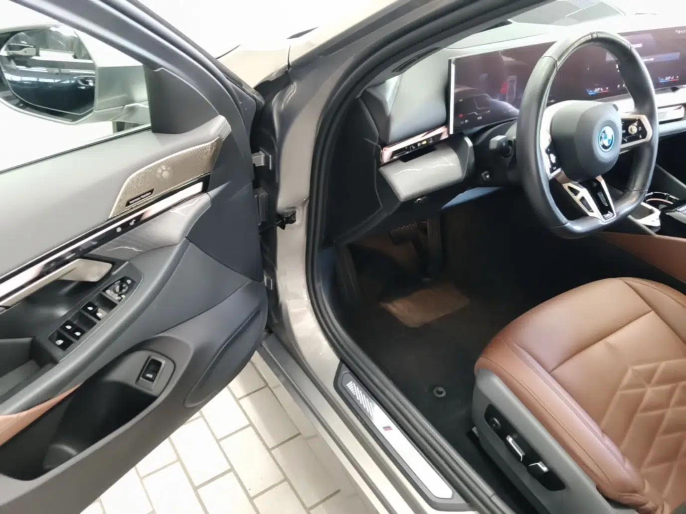 BMW i5 2024 eDrive 35L Luxury Model with M Sport Package — миниатюра 28