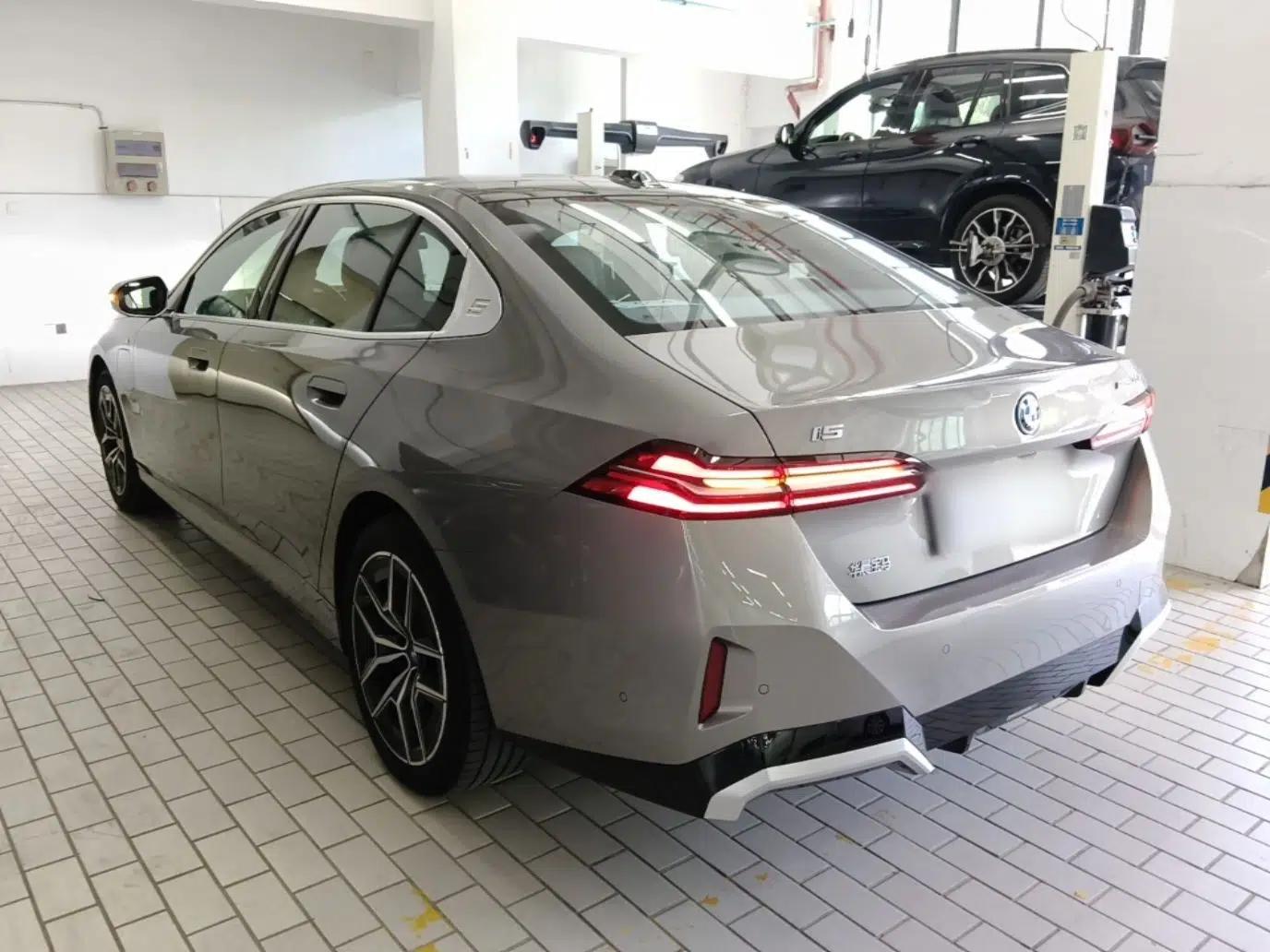BMW i5 2024 eDrive 35L Luxury Model with M Sport Package — миниатюра 4