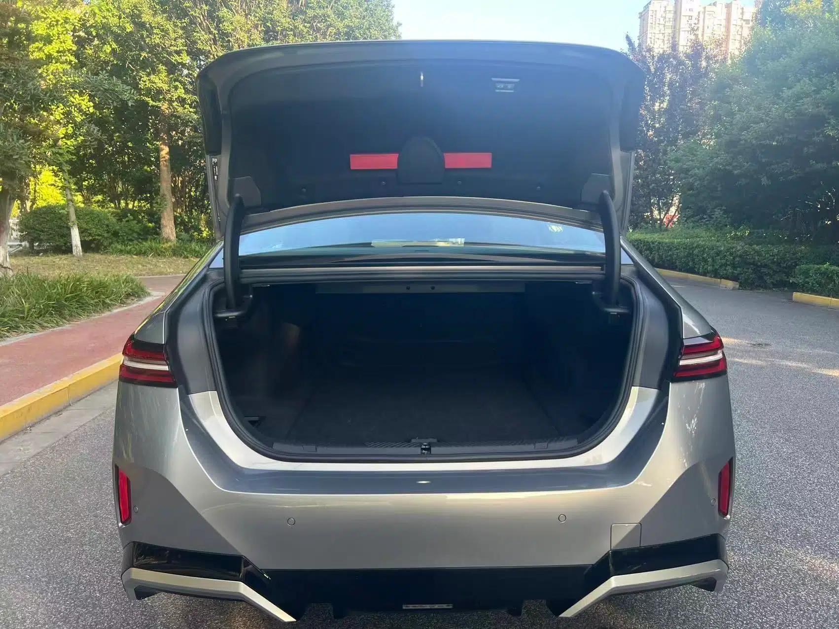 BMW i5 2024 eDrive 35L Luxury Model with M Sport Package — миниатюра 32