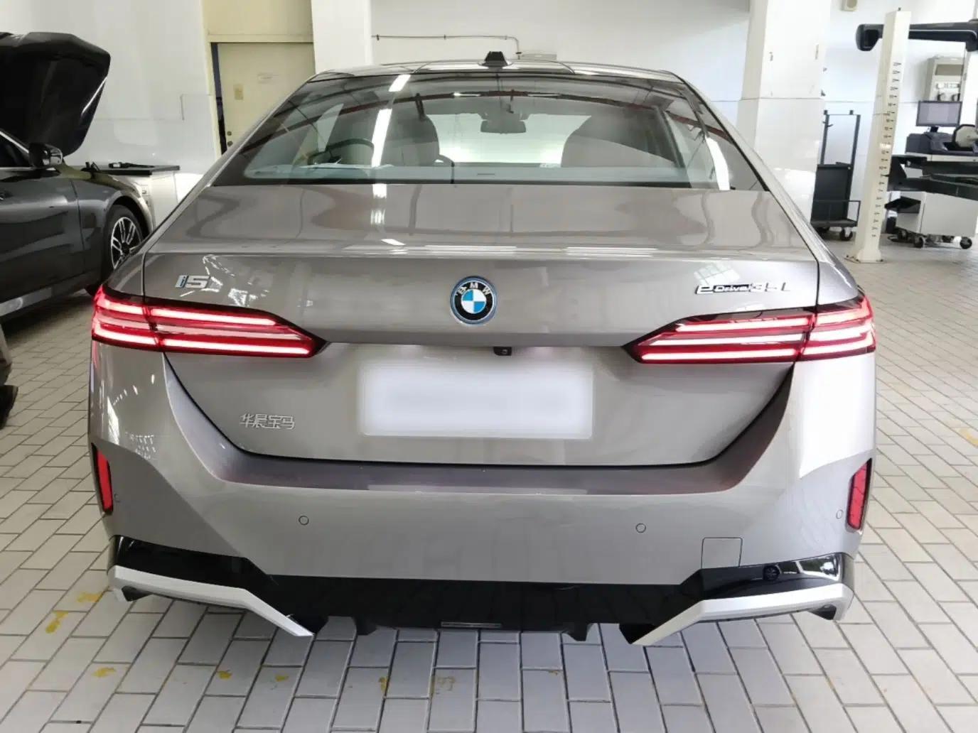 BMW i5 2024 eDrive 35L Luxury Model with M Sport Package — миниатюра 5
