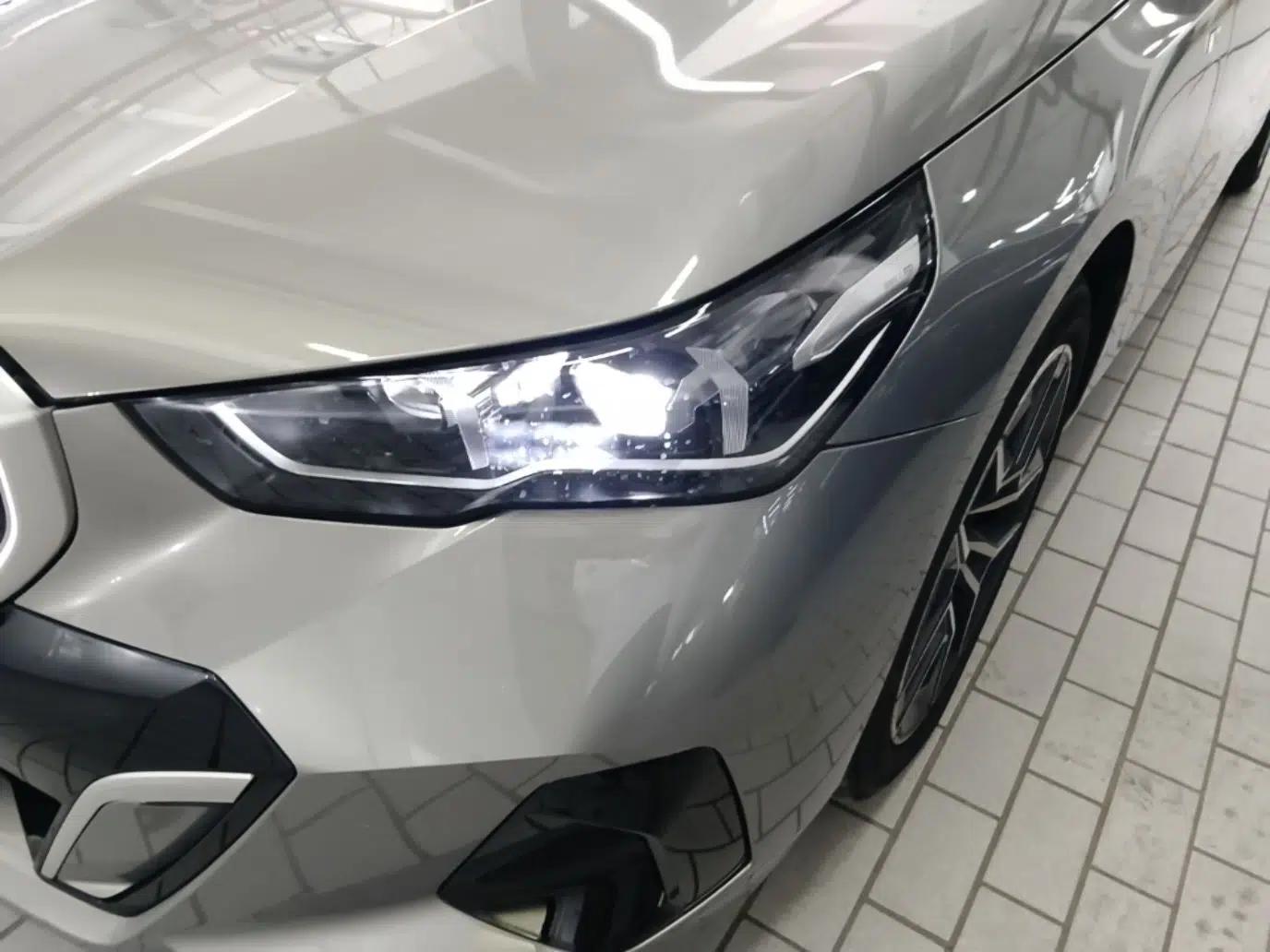 BMW i5 2024 eDrive 35L Luxury Model with M Sport Package — миниатюра 8