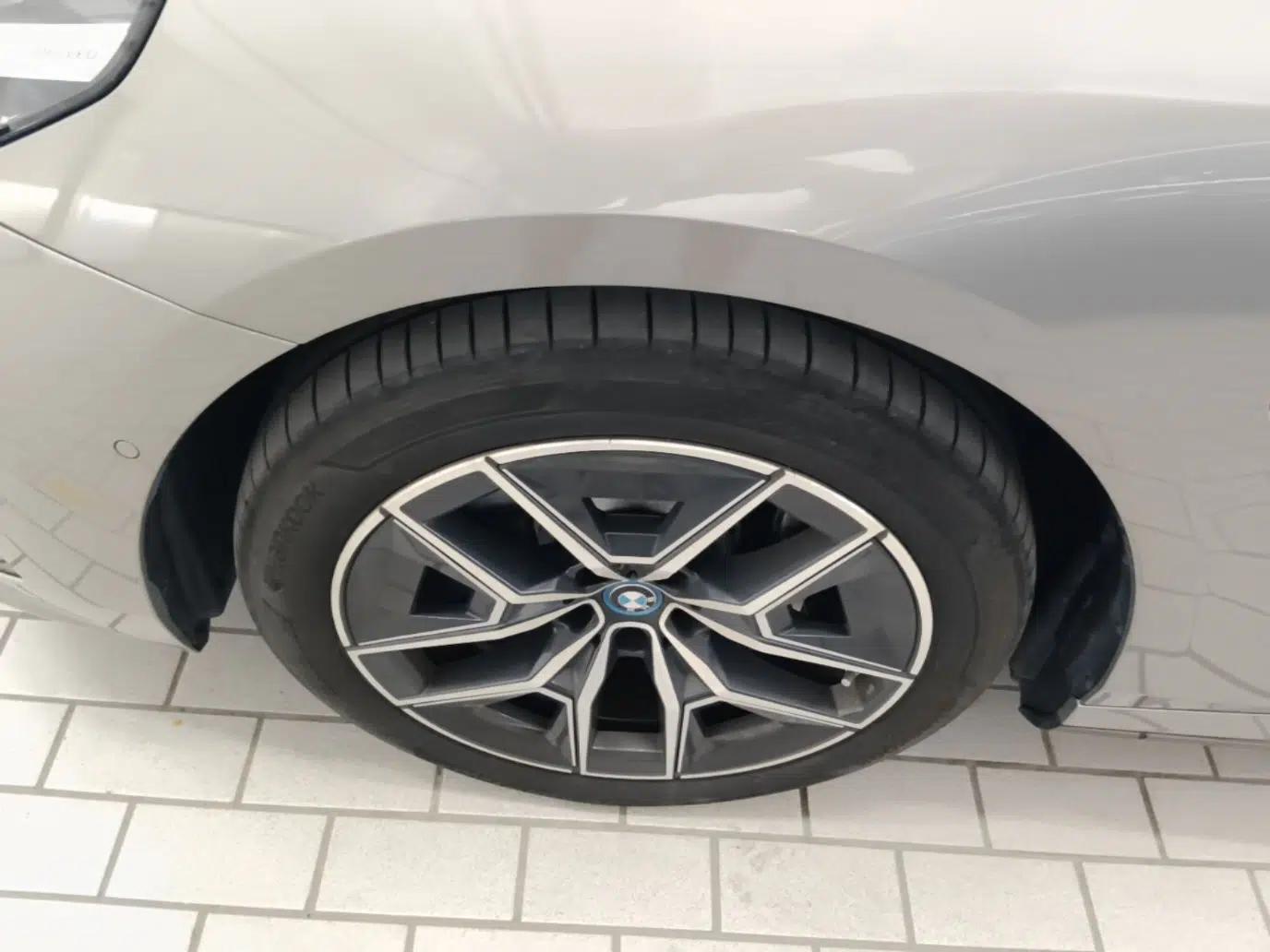 BMW i5 2024 eDrive 35L Luxury Model with M Sport Package — миниатюра 10