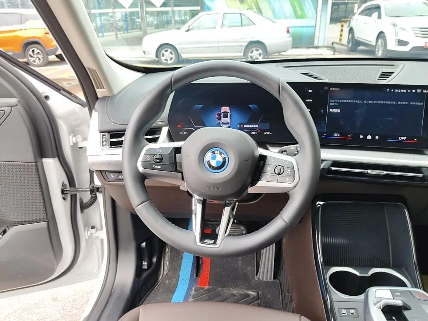 BMW iX1 2023 eDrive25L M Sport Package — миниатюра 13