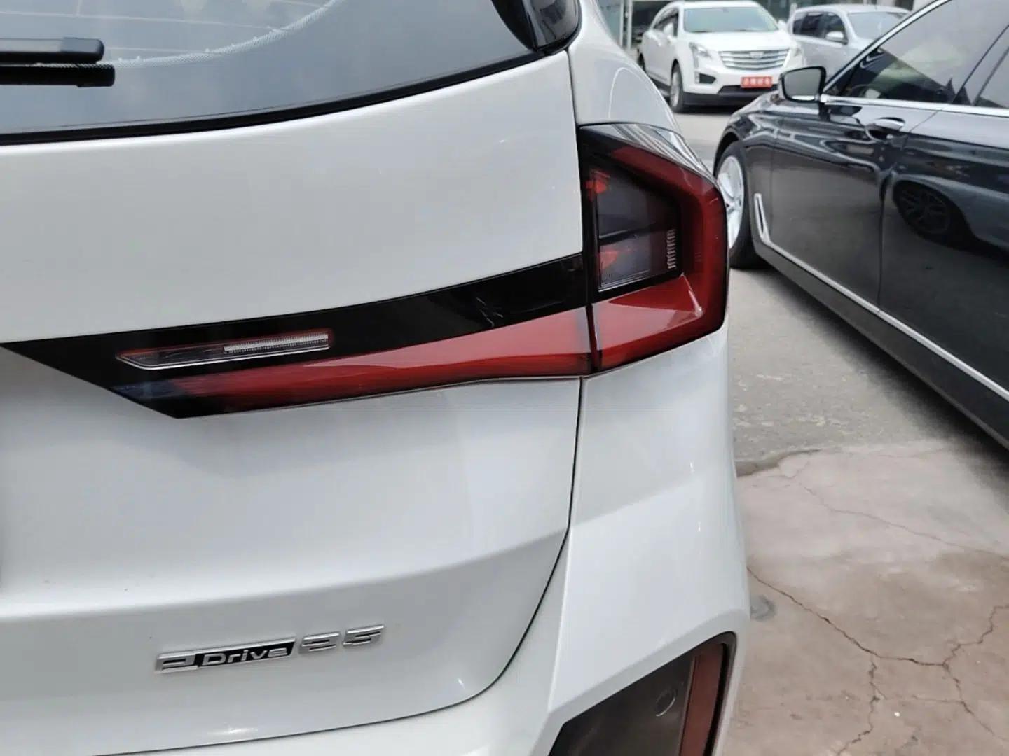 BMW iX1 2023 eDrive25L M Sport Package — миниатюра 9