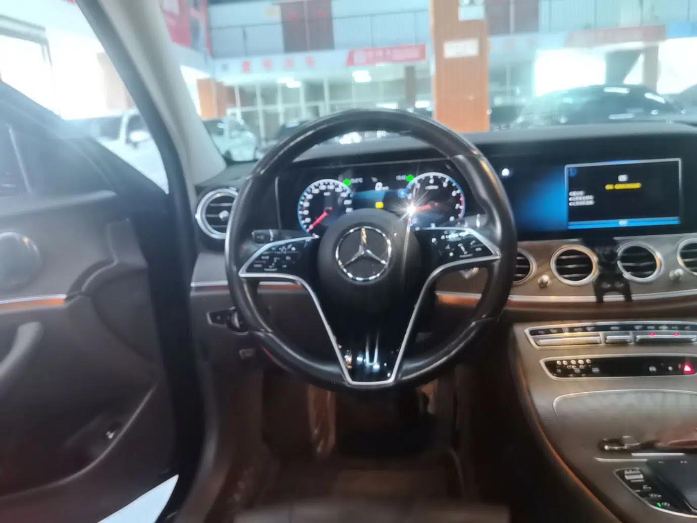 Mercedes-Benz E-Class 2022 Second Facelift E 300 L Fashion Edition — миниатюра 24