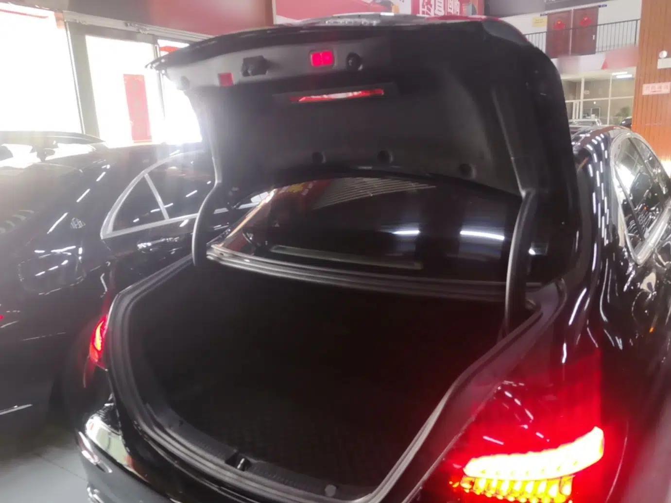 Mercedes-Benz E-Class 2022 Second Facelift E 300 L Fashion Edition — миниатюра 33