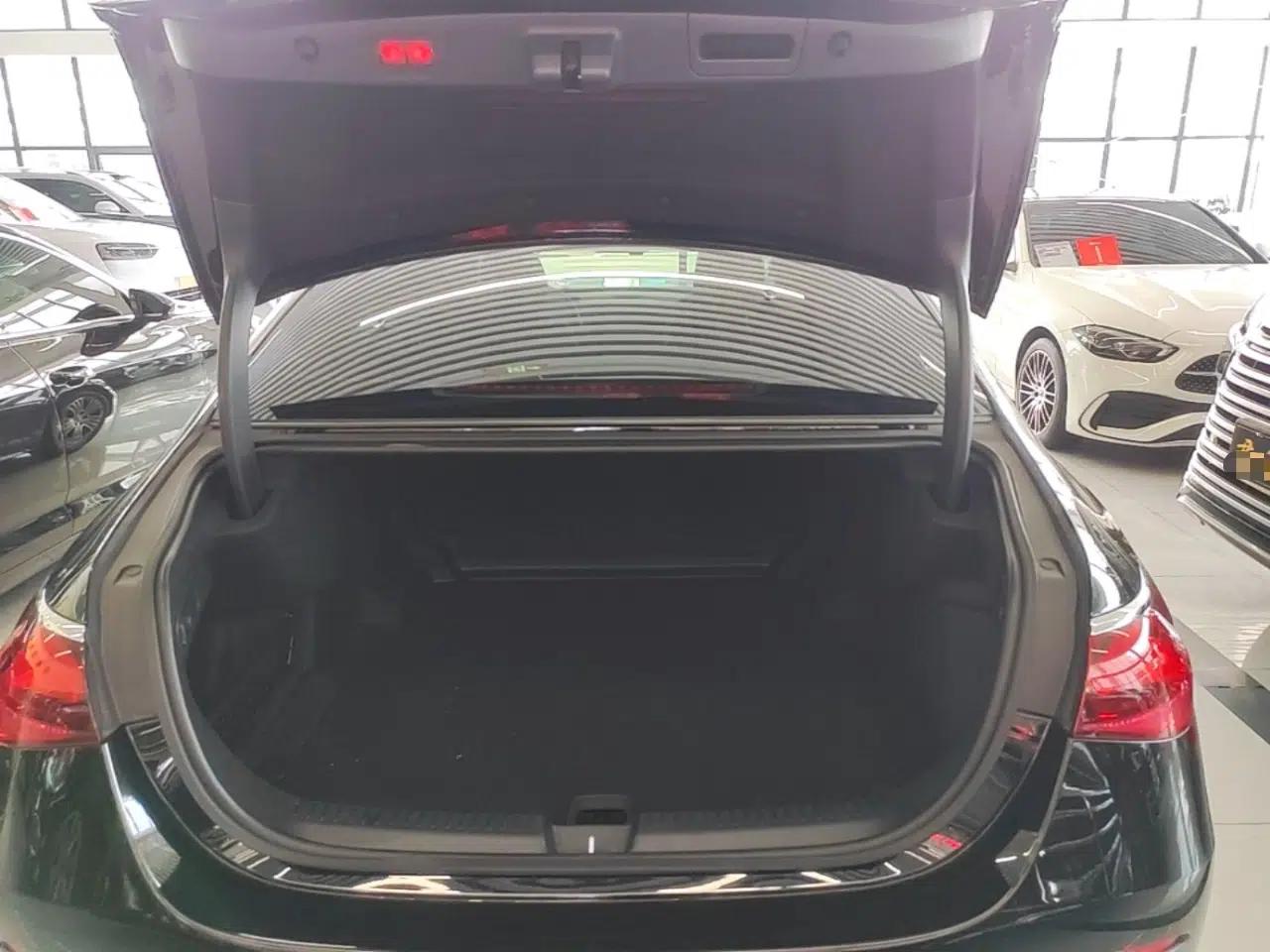 Mercedes-Benz E-Class 2026 E 260 L Classic Edition — миниатюра 22